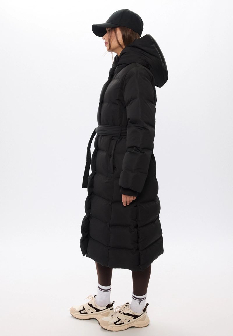 Длинное стеганое пальто на пуху с поясом