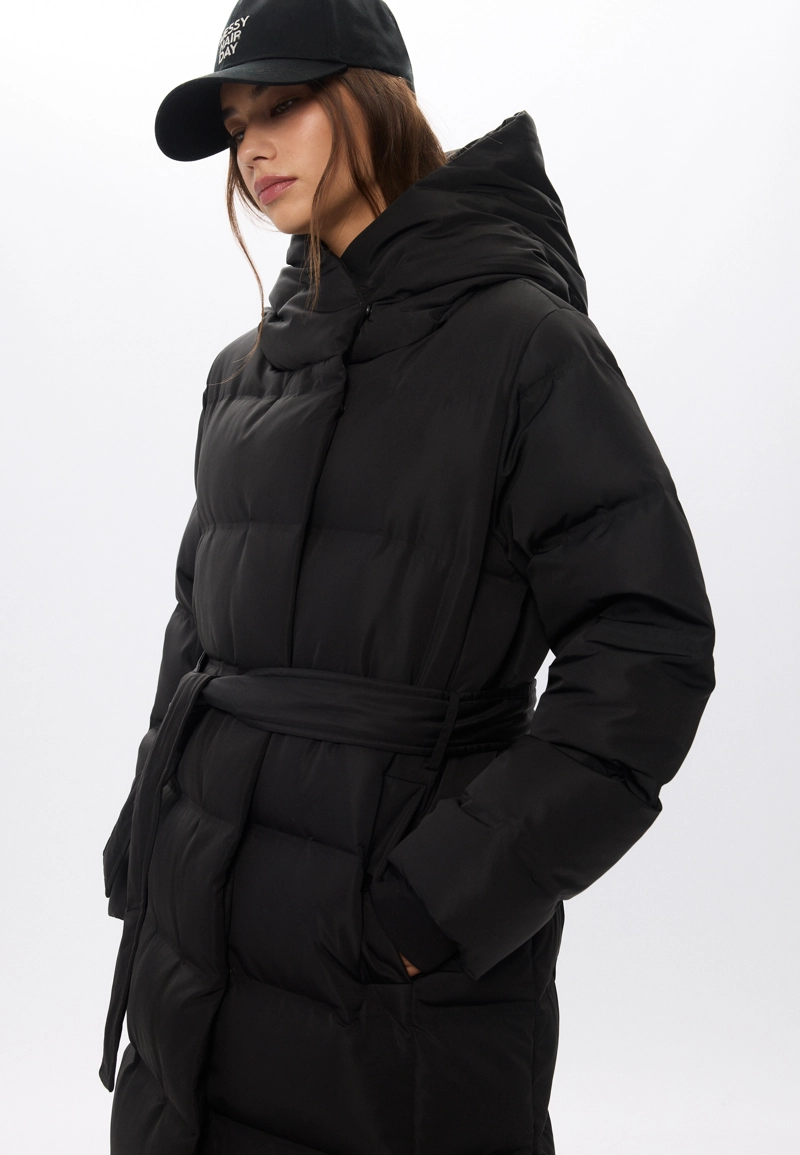 Длинное стеганое пальто на пуху с поясом