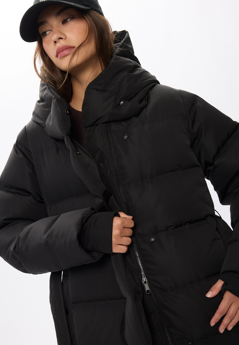 Длинное стеганое пальто на пуху с поясом