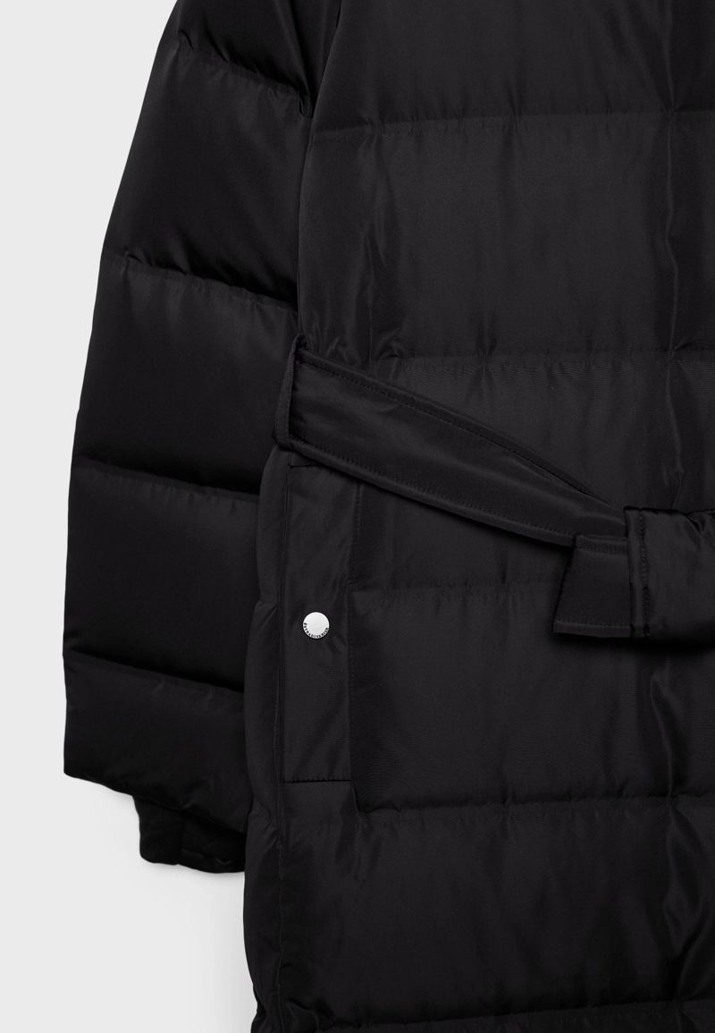 Длинное стеганое пальто на пуху с поясом