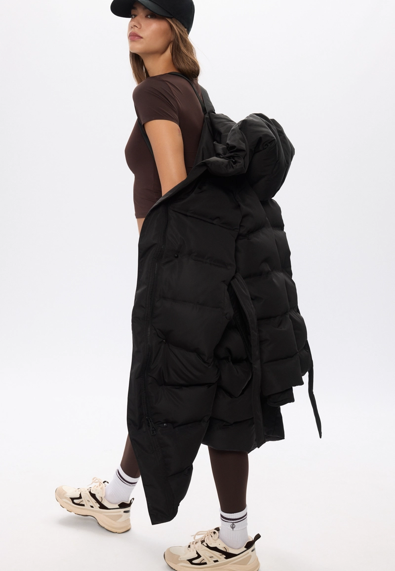 Длинное стеганое пальто на пуху с поясом