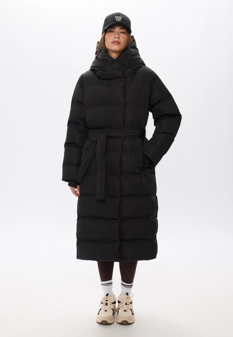 Длинное стеганое пальто на пуху с поясом