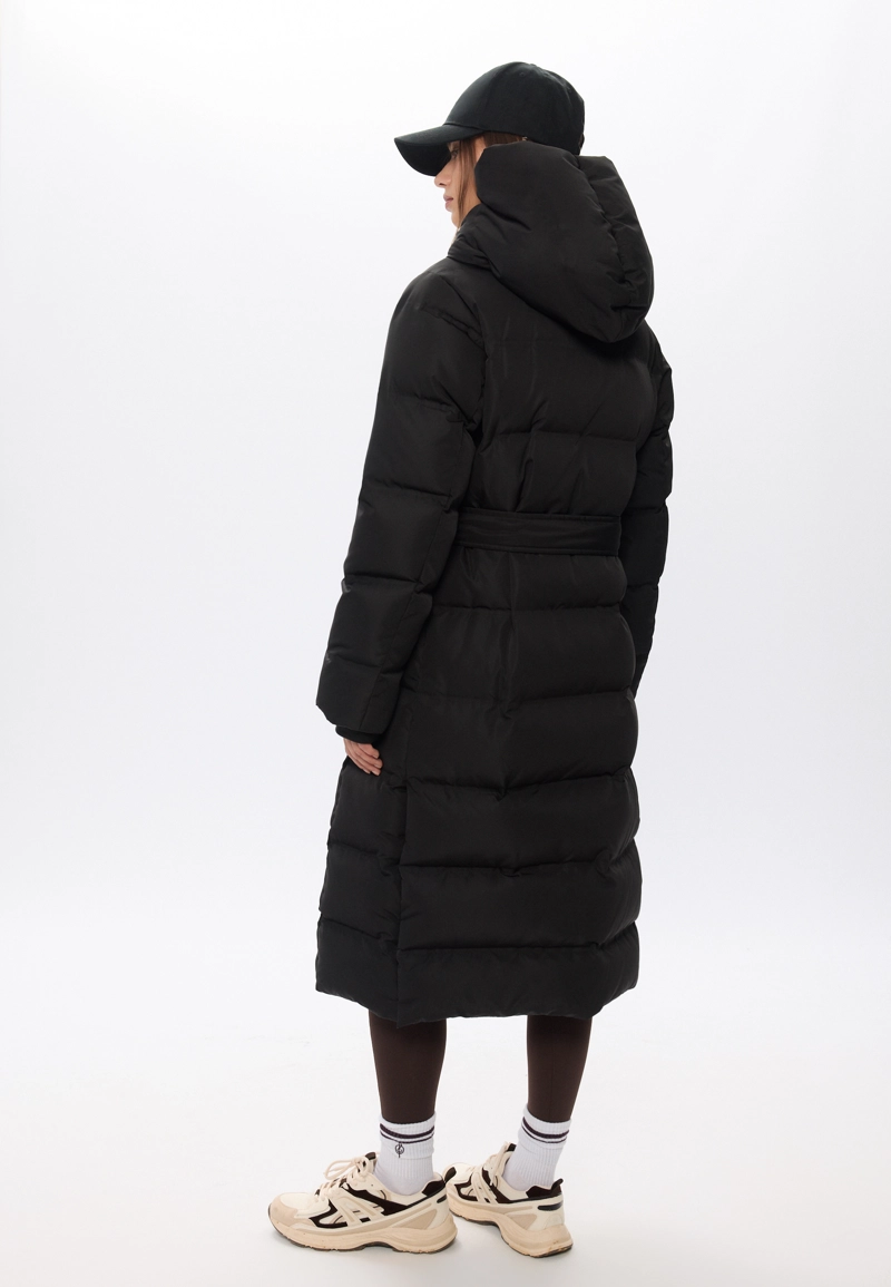 Длинное стеганое пальто на пуху с поясом