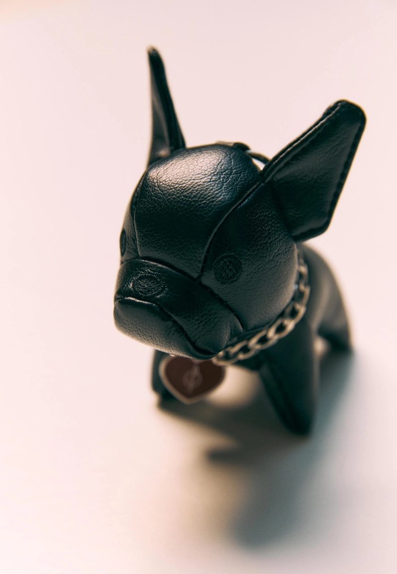 Брелок-подвеска собачка с эффектом кожи