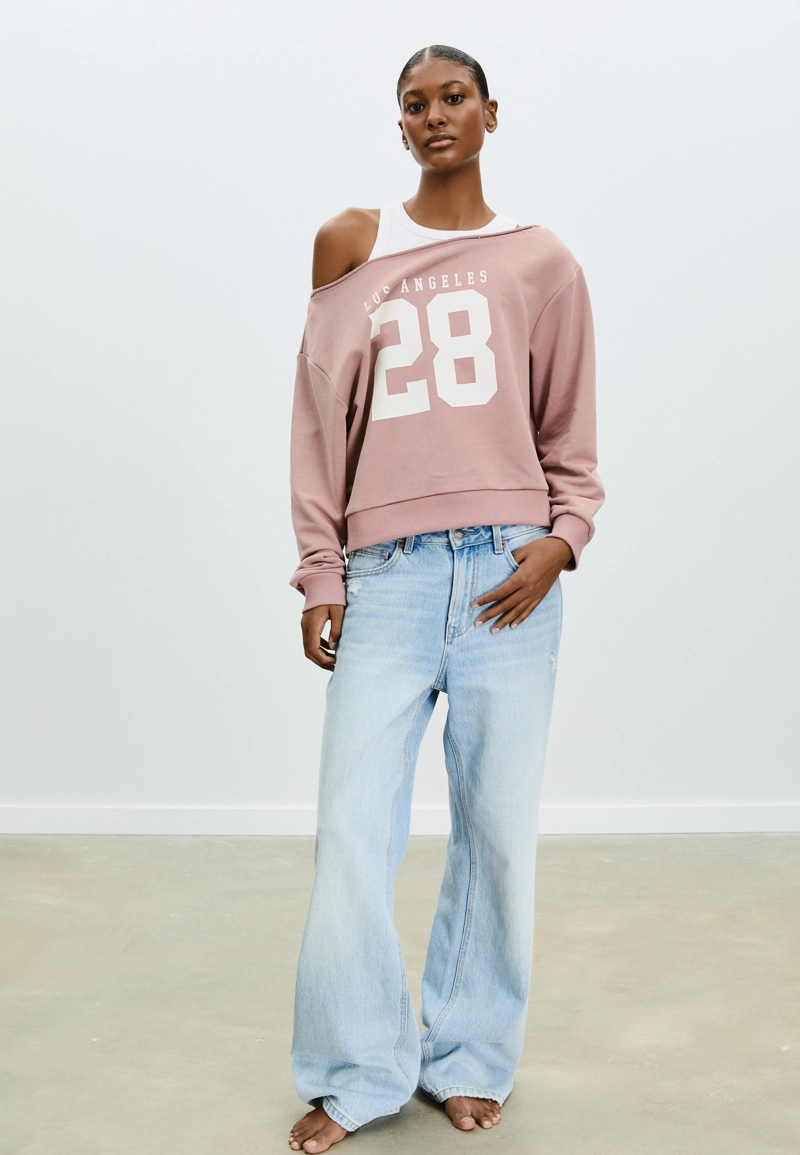 Толстовка с графическим вырезом на плече