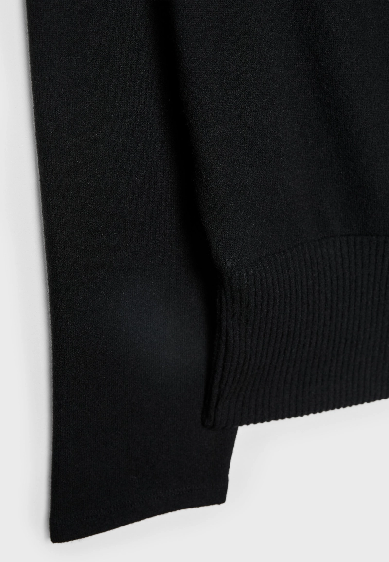 Трикотажная футболка с вырезом-лодочкой и поясом