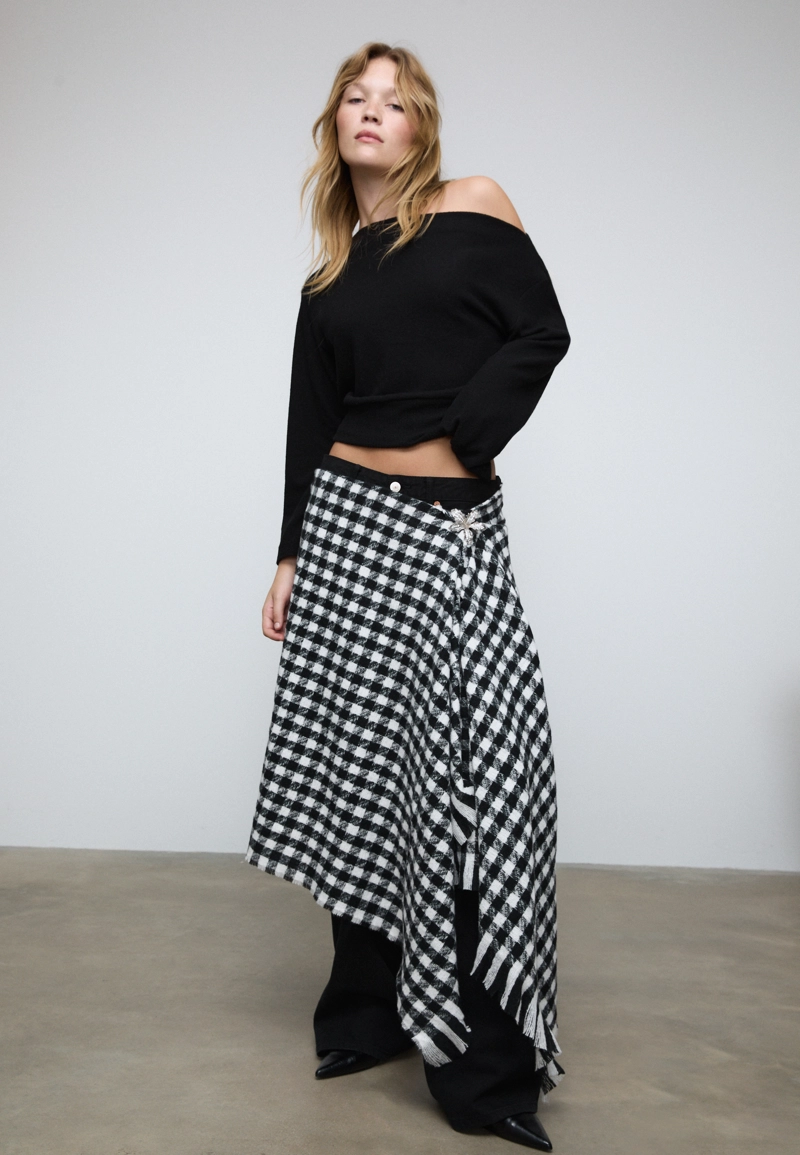 Трикотажная футболка с вырезом-лодочкой и поясом