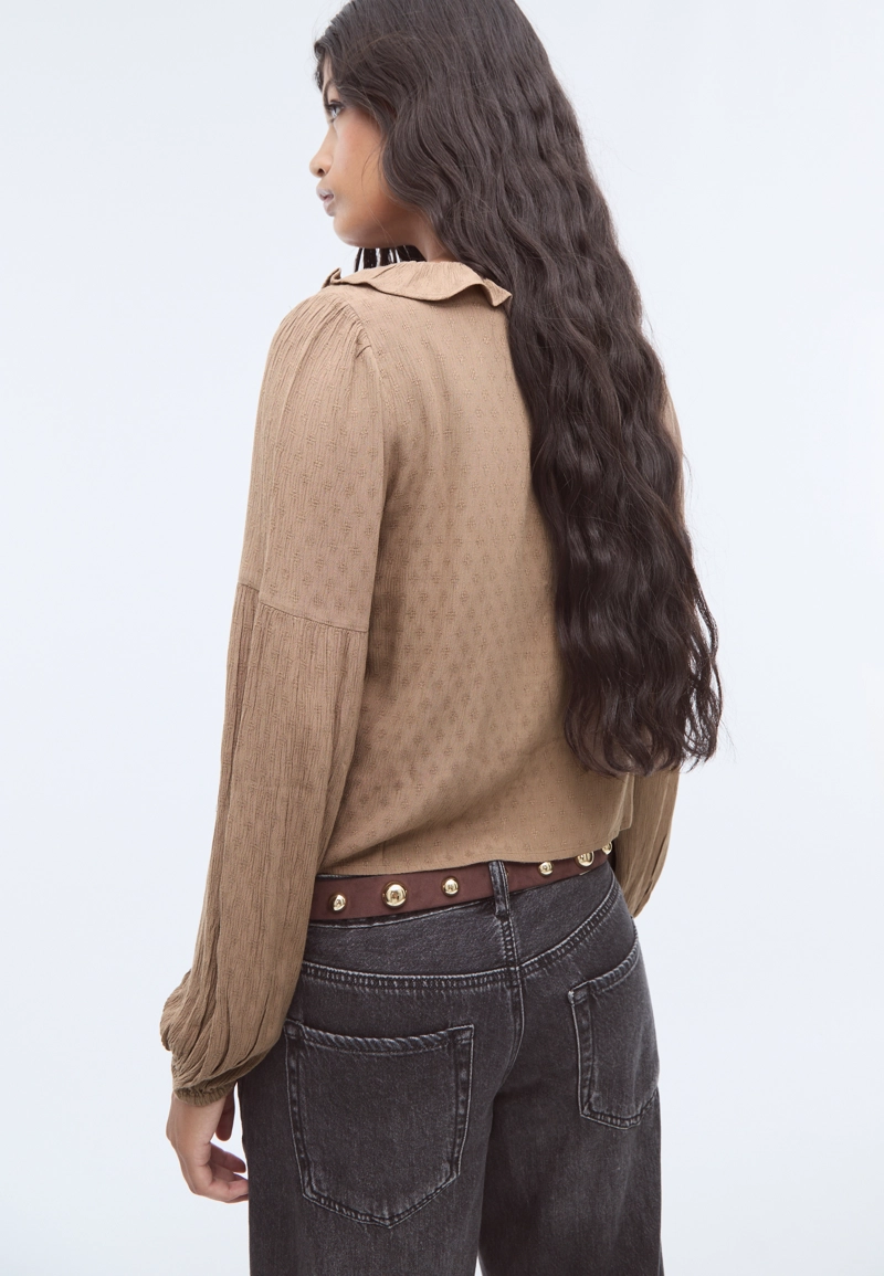 Блузка с воланами