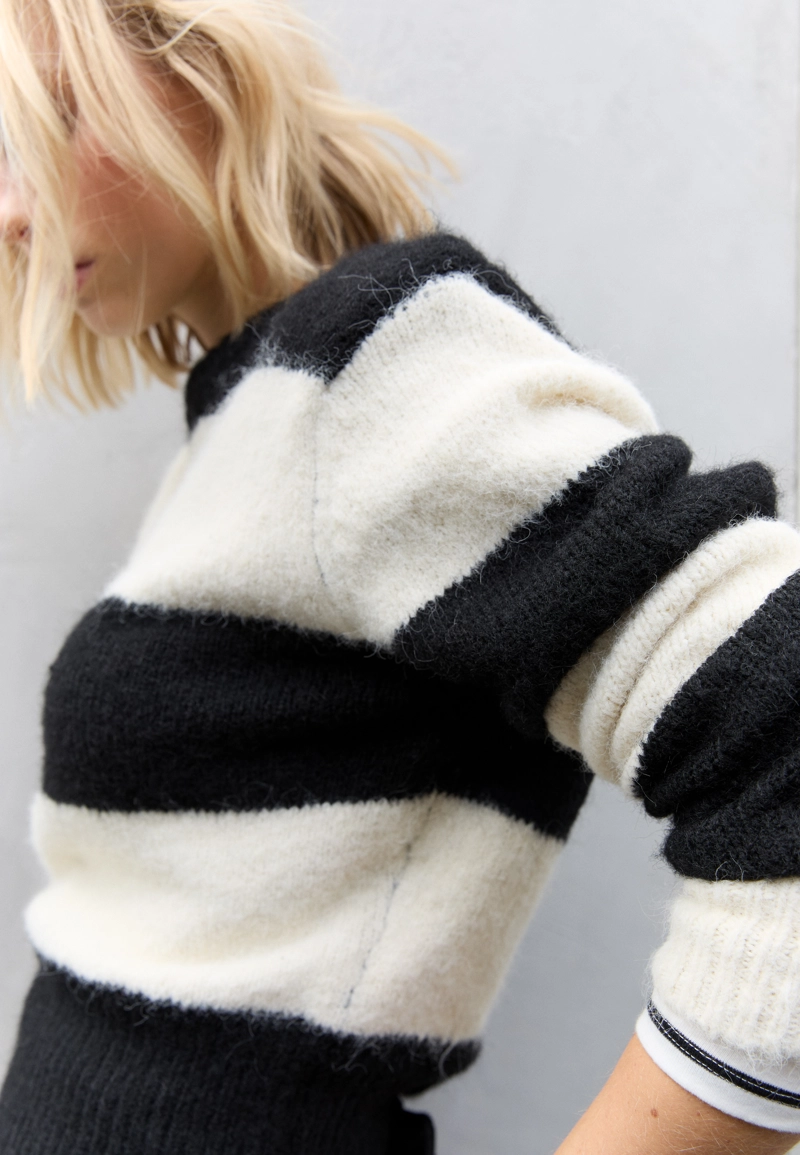 Свитер с подплечниками