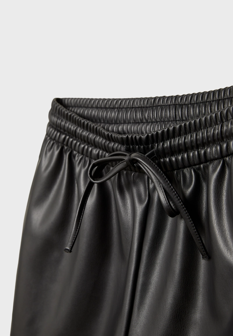 Шорты из искусственной кожи со шнурками