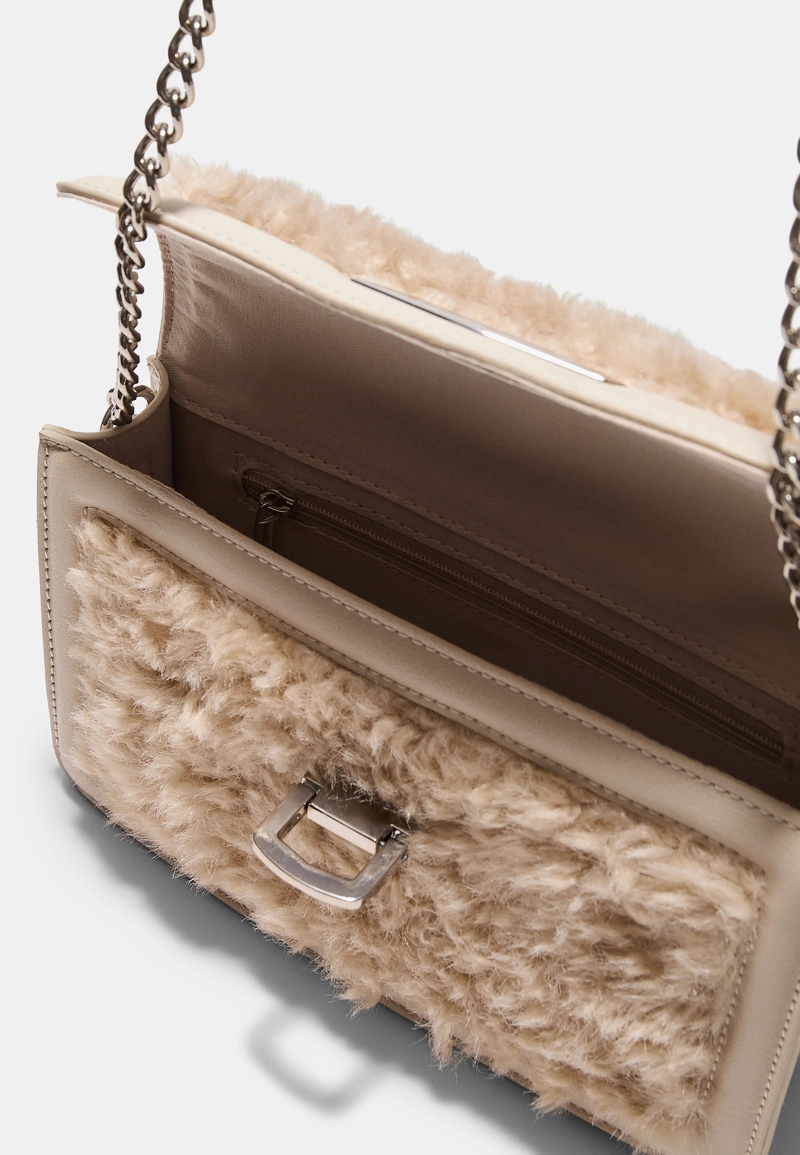 Жесткая сумка через плечо из искусственного меха