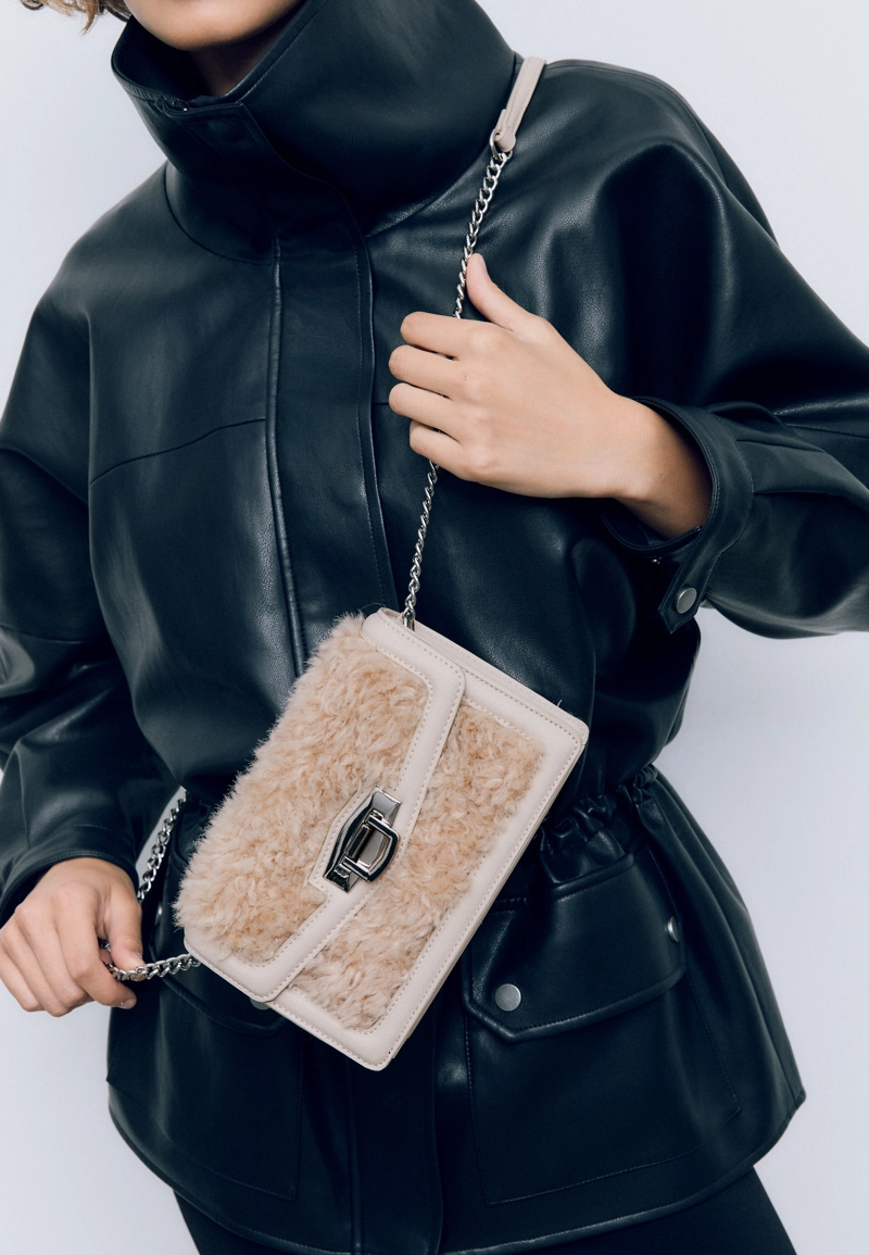Жесткая сумка через плечо из искусственного меха