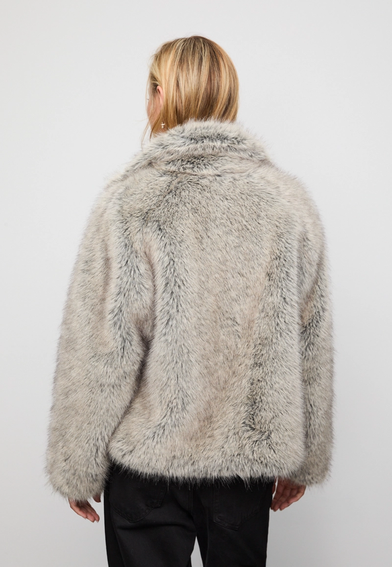 Куртка из искусственного меха с воротником-стойкой