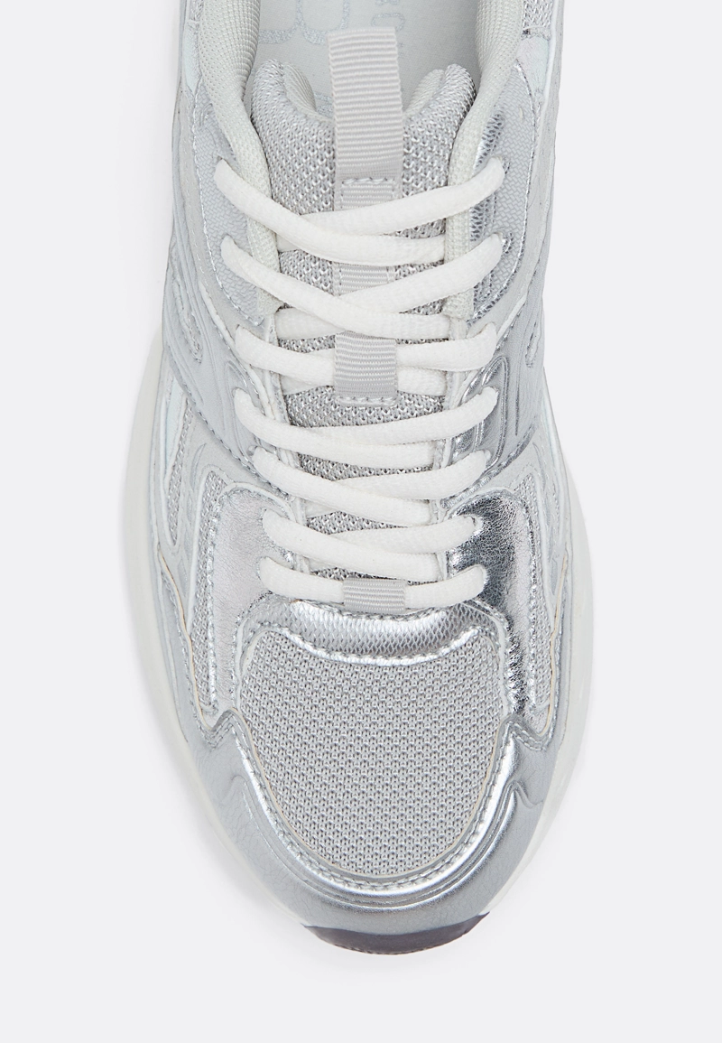 Спортивные кроссовки с отделкой