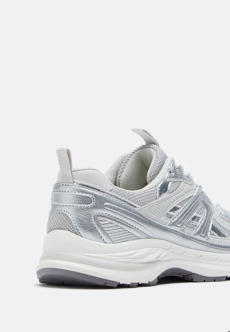 Спортивные кроссовки с отделкой