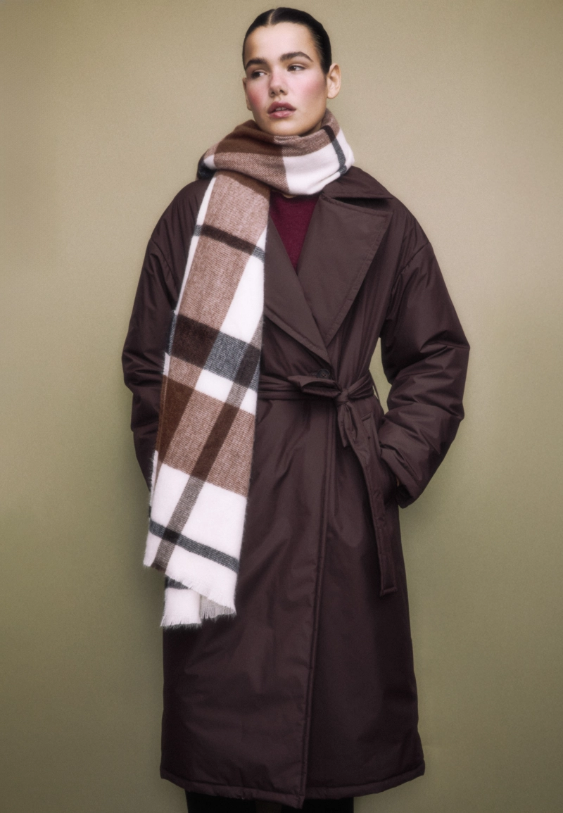 Длинное стеганое пальто в стиле тренч