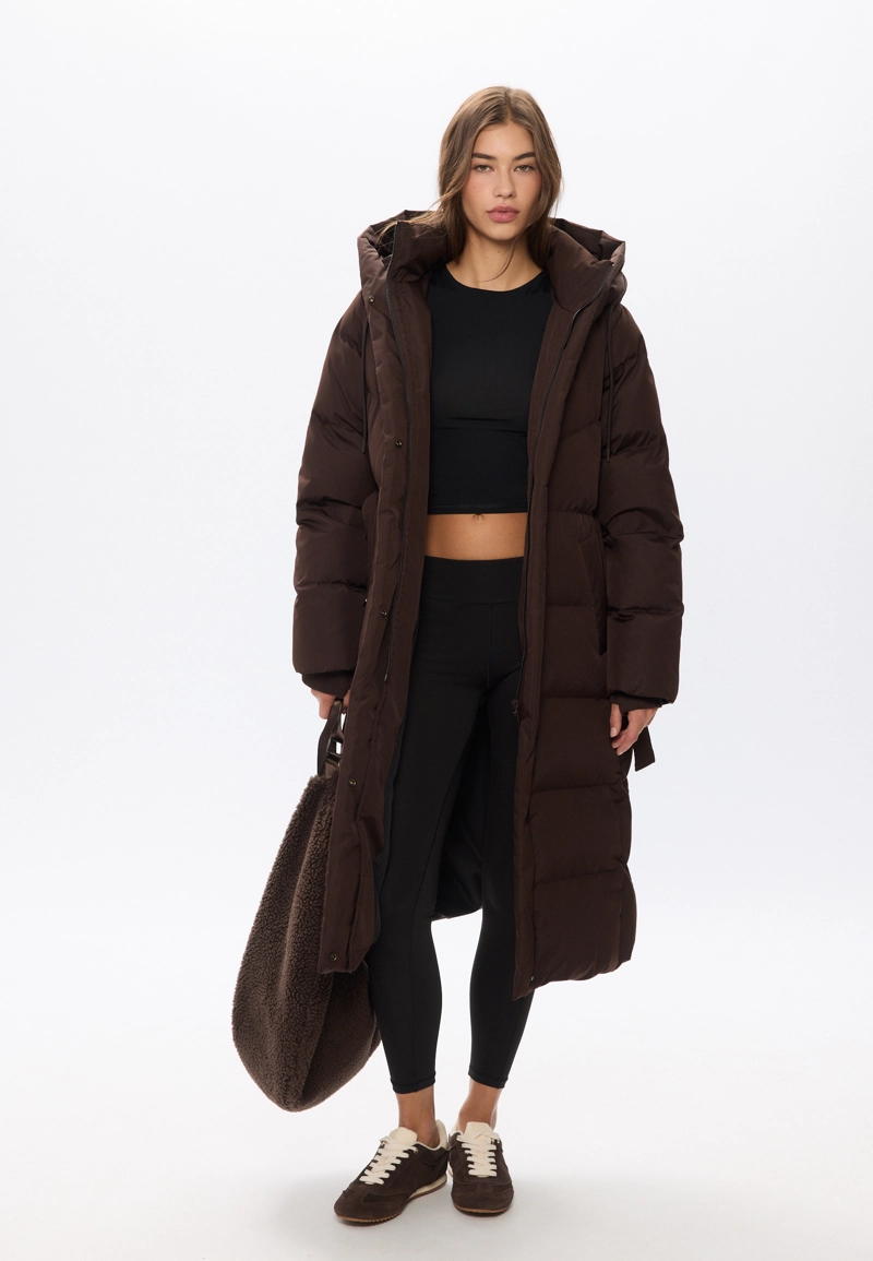 Длинное стеганое пальто с пуховым наполнителем и поясом