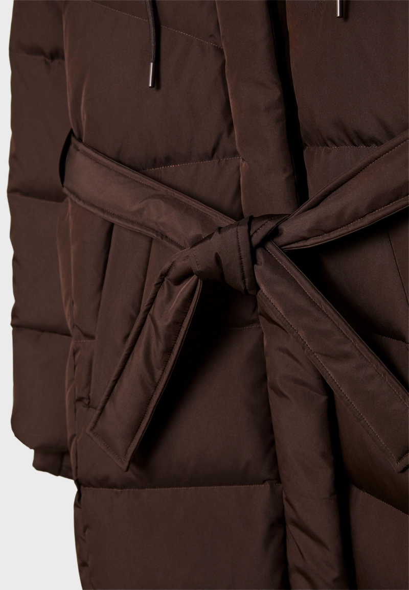 Длинное стеганое пальто с пуховым наполнителем и поясом