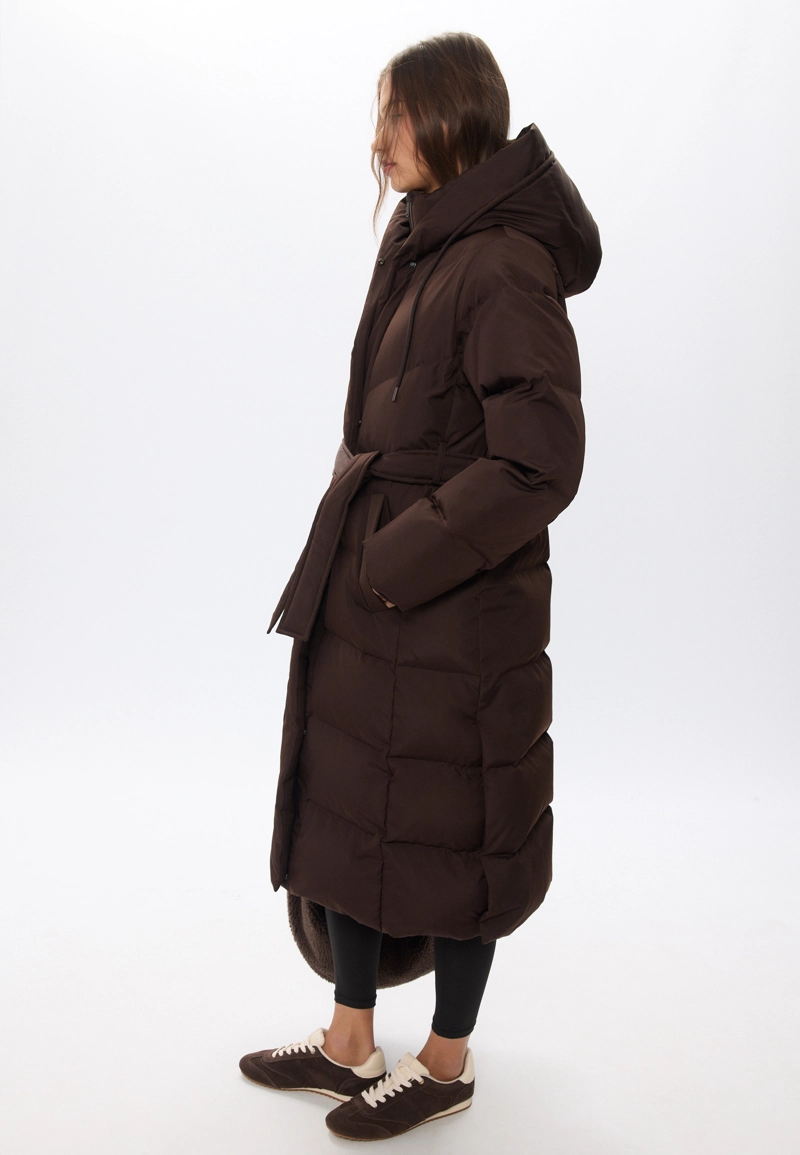Длинное стеганое пальто с пуховым наполнителем и поясом