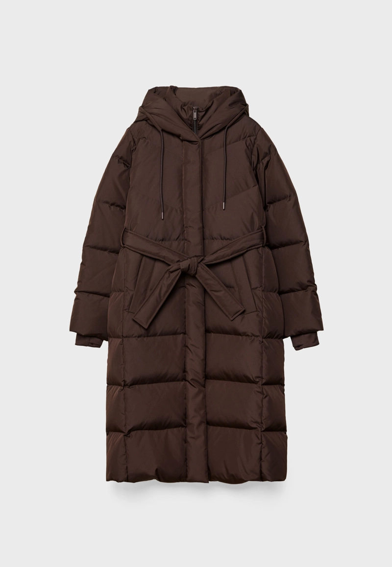 Длинное стеганое пальто с пуховым наполнителем и поясом