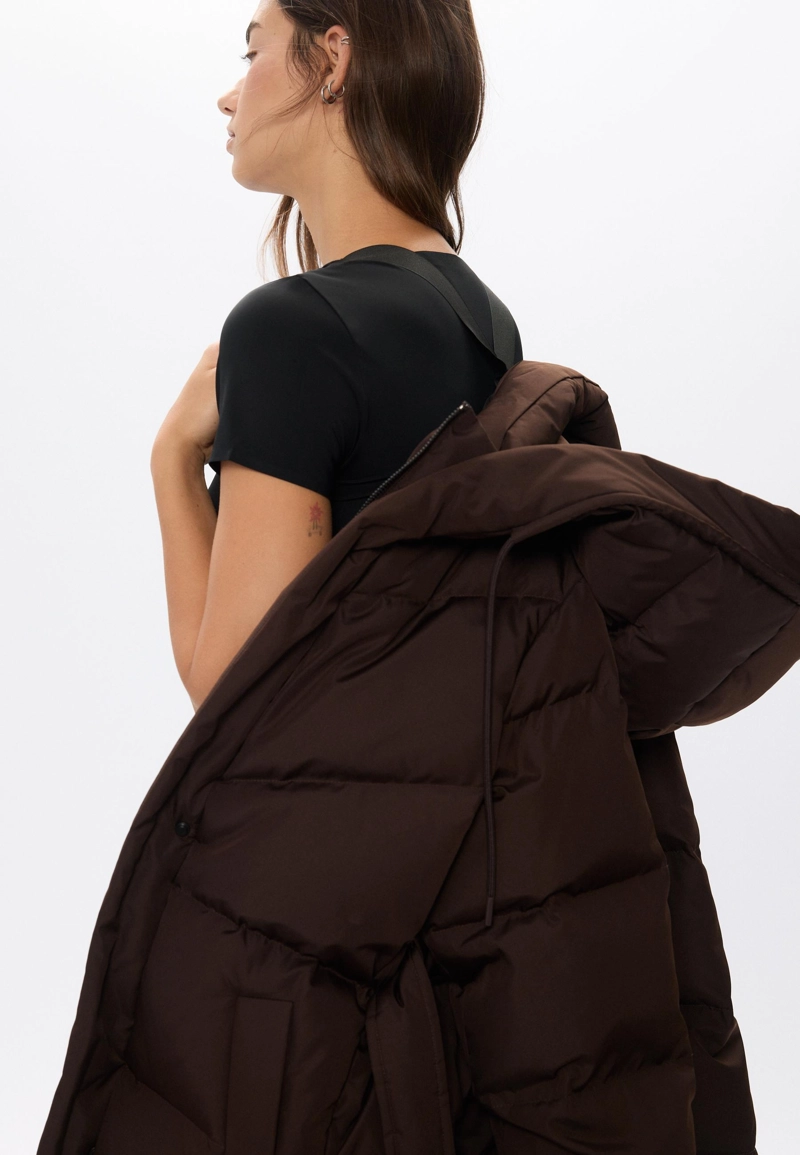 Длинное стеганое пальто с пуховым наполнителем и поясом