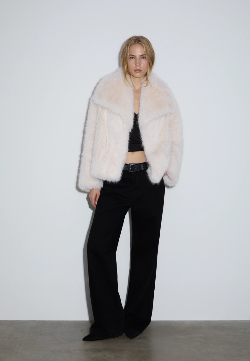 Укороченная куртка из искусственного меха