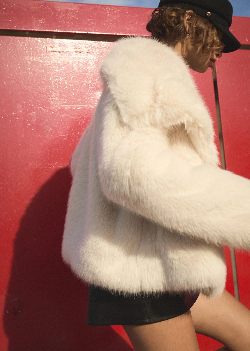 Укороченная куртка из искусственного меха