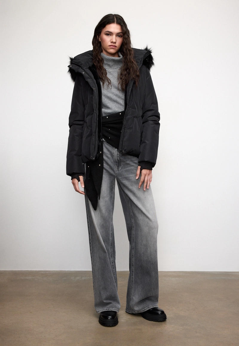 Приталенная стеганая куртка с капюшоном и мехом