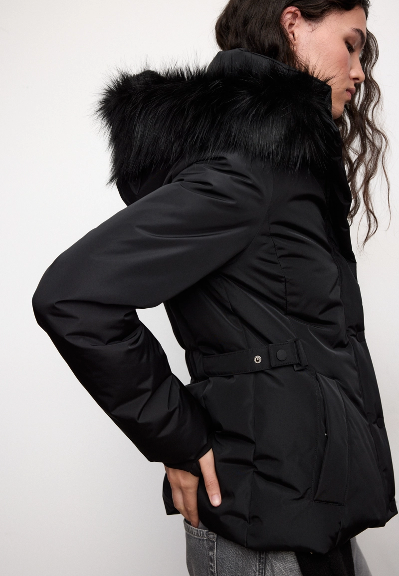 Приталенная стеганая куртка с капюшоном и мехом