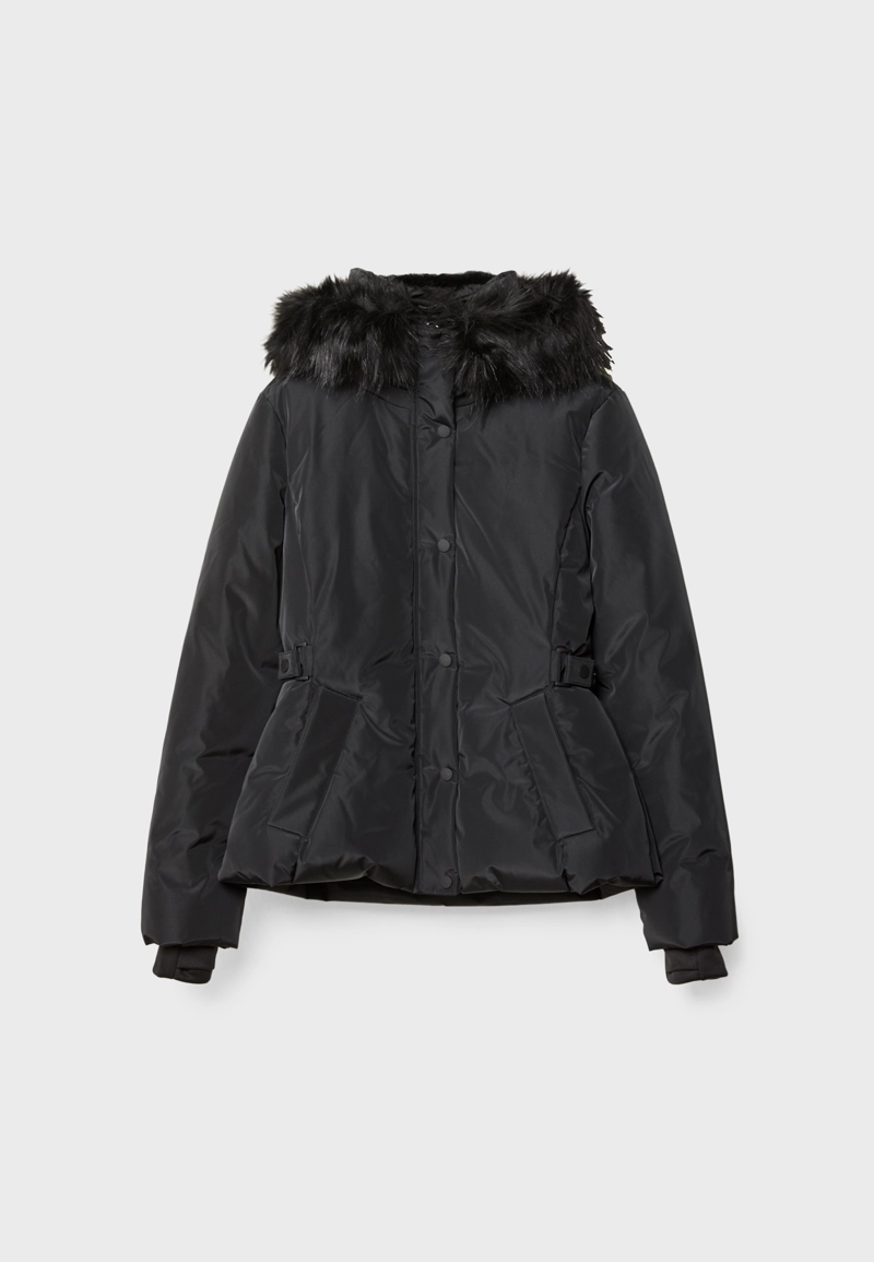 Приталенная стеганая куртка с капюшоном и мехом