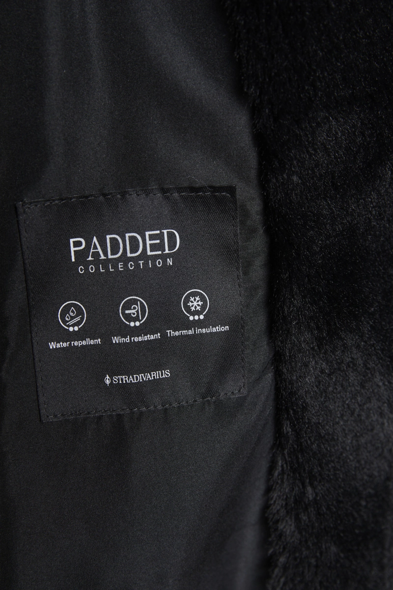 Приталенная стеганая куртка с капюшоном и мехом