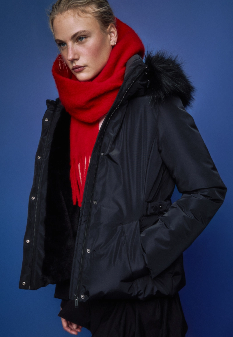 Приталенная стеганая куртка с капюшоном и мехом