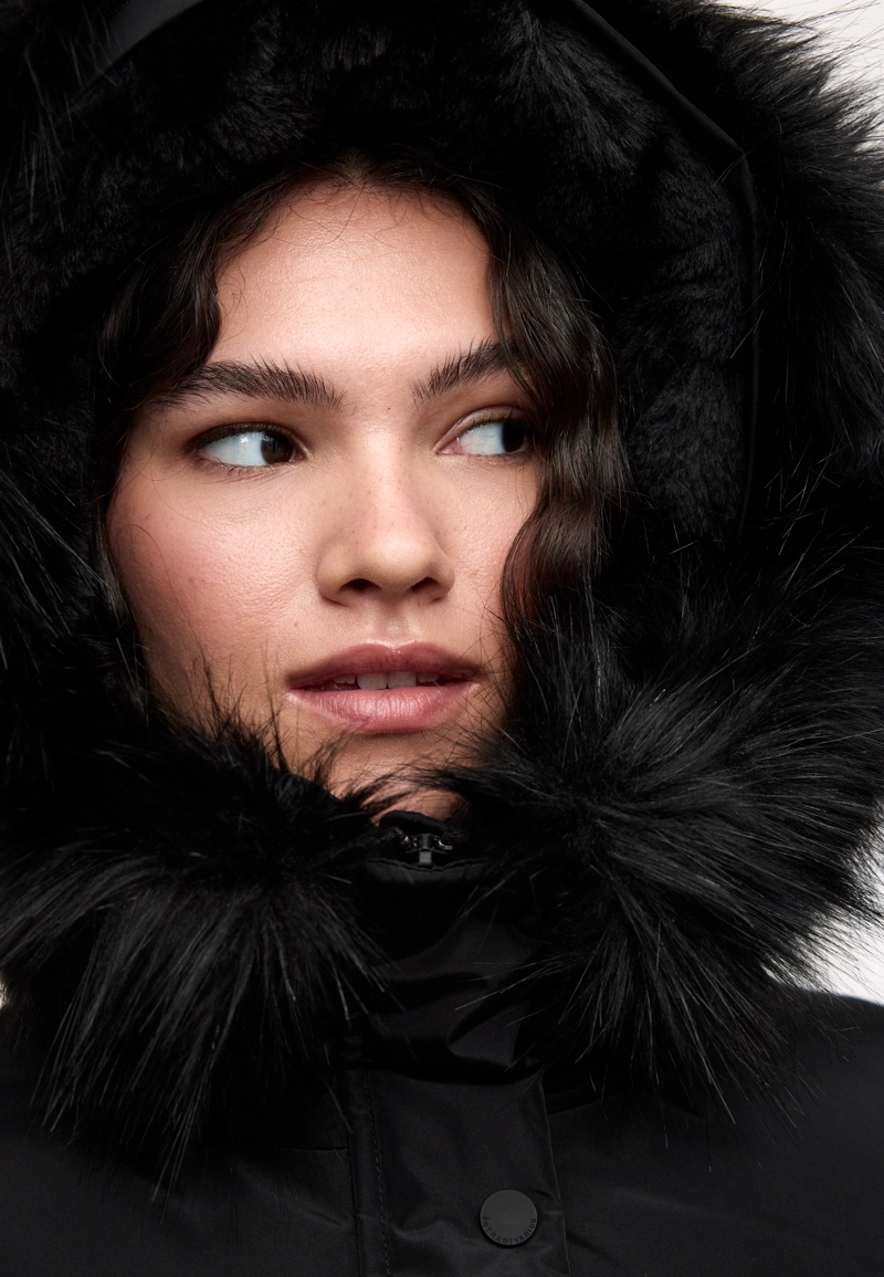 Приталенная стеганая куртка с капюшоном и мехом