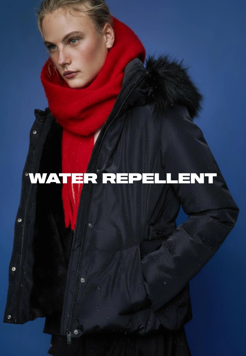 Приталенная стеганая куртка с капюшоном и мехом