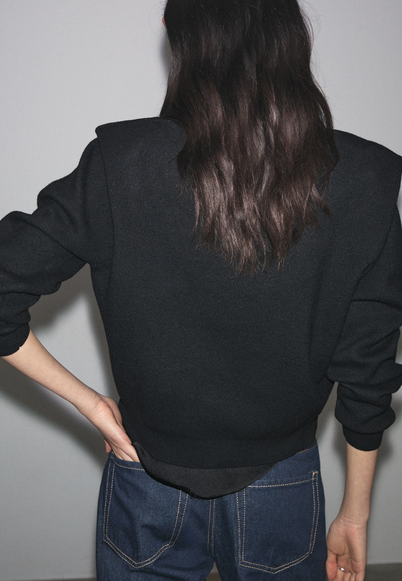 Вязаный свитер с подплечниками