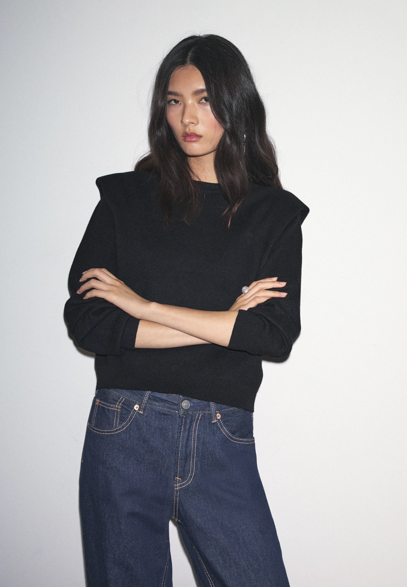 Вязаный свитер с подплечниками