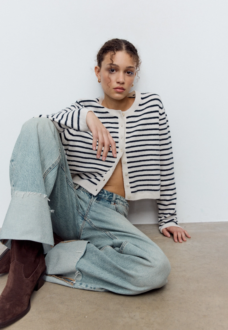 Вязаный кардиган с пуговицами из мягкой ткани