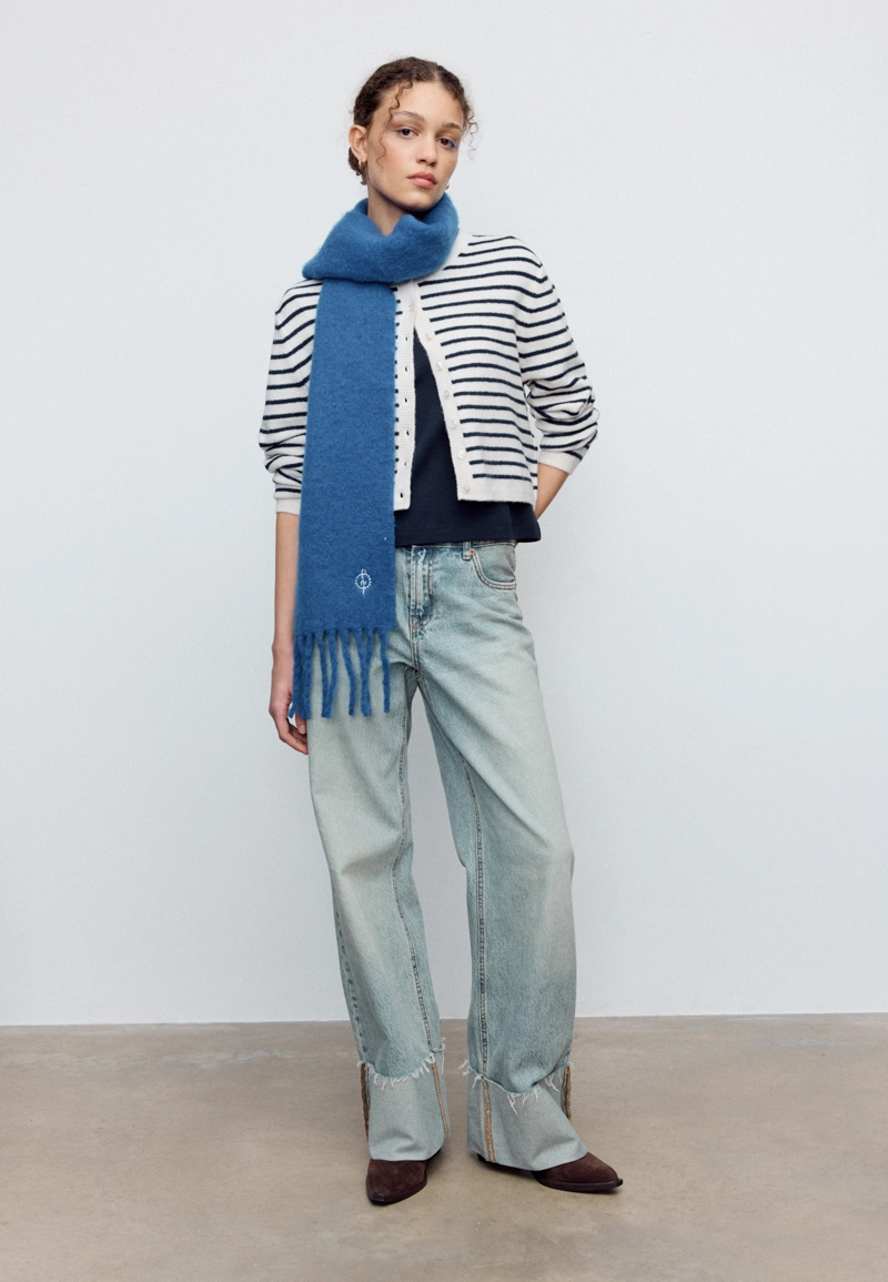 Вязаный кардиган с пуговицами из мягкой ткани