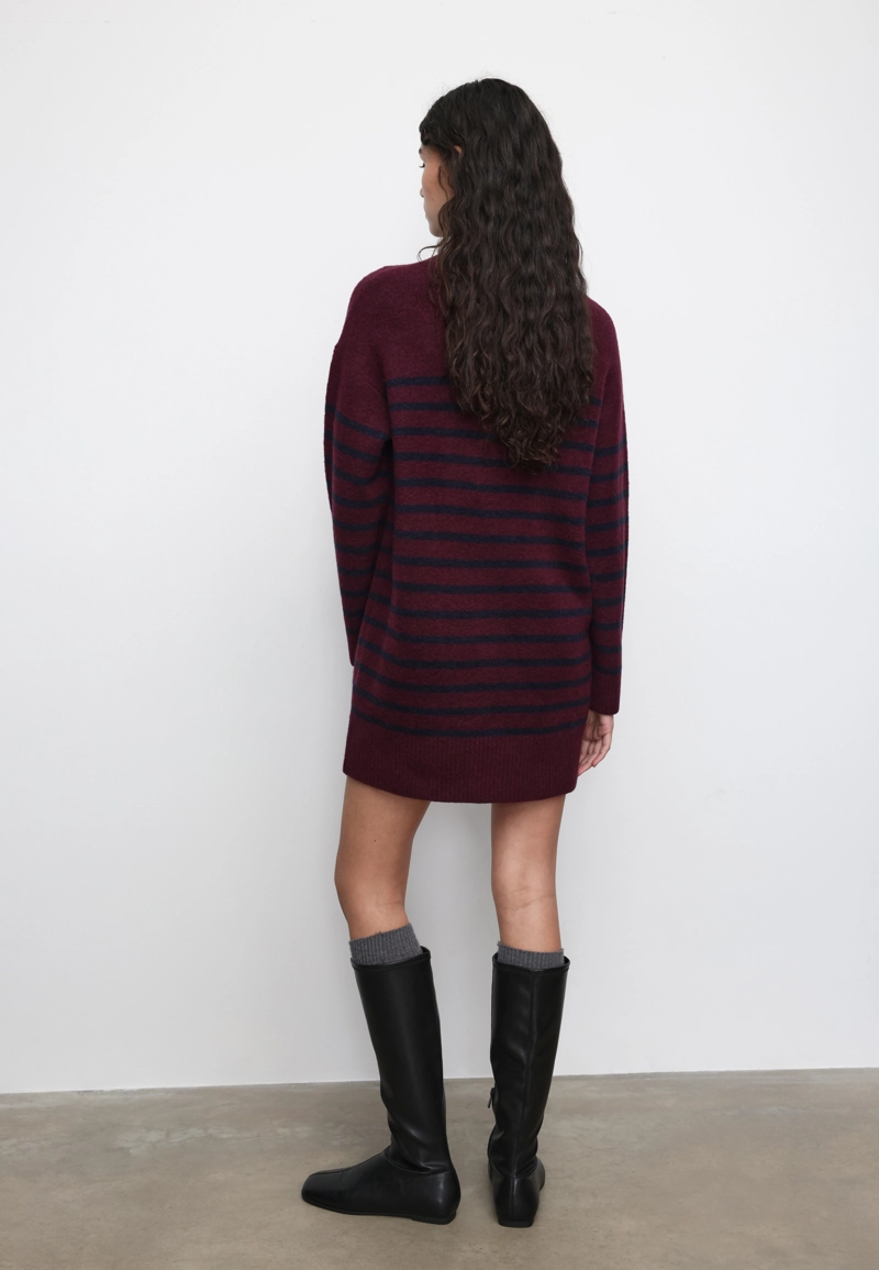 Короткое трикотажное платье в полоску с воротником-трубой