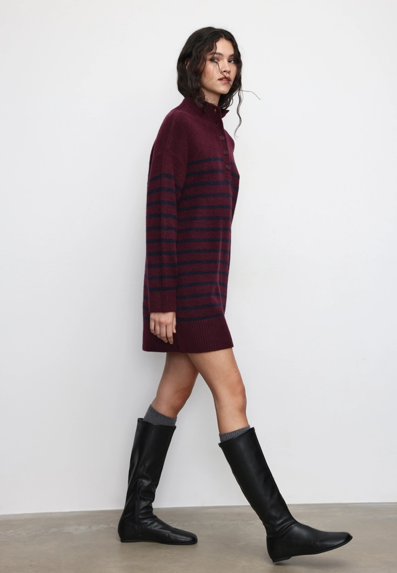 Короткое трикотажное платье в полоску с воротником-трубой