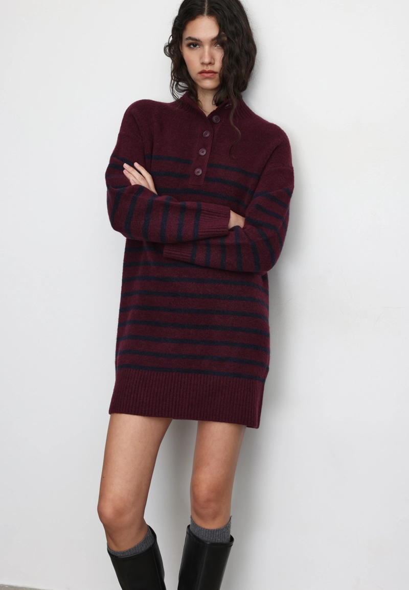 Короткое трикотажное платье в полоску с воротником-трубой