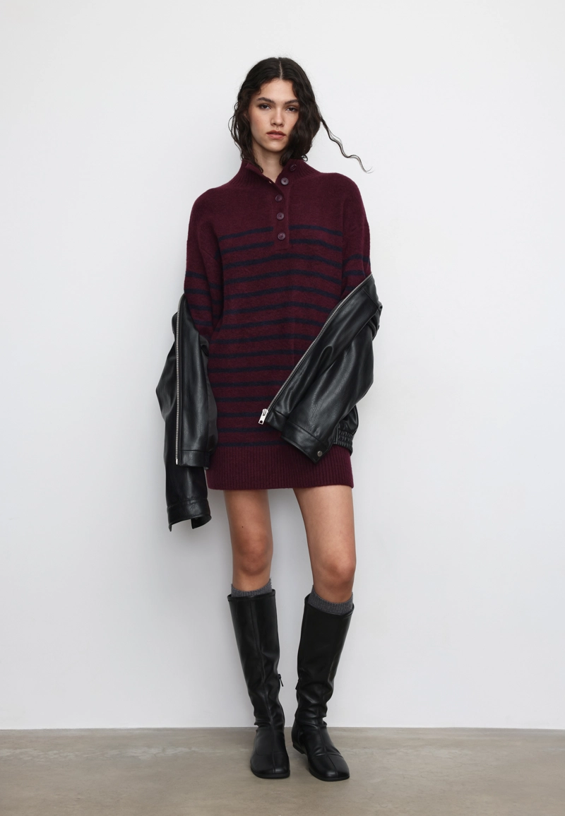 Короткое трикотажное платье в полоску с воротником-трубой