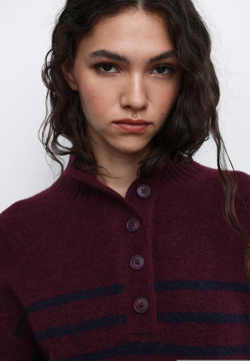 Короткое трикотажное платье в полоску с воротником-трубой