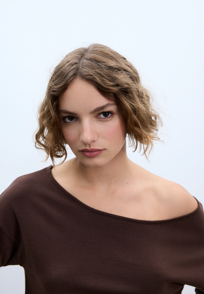 Короткое трикотажное платье с вырезом «лодочка»