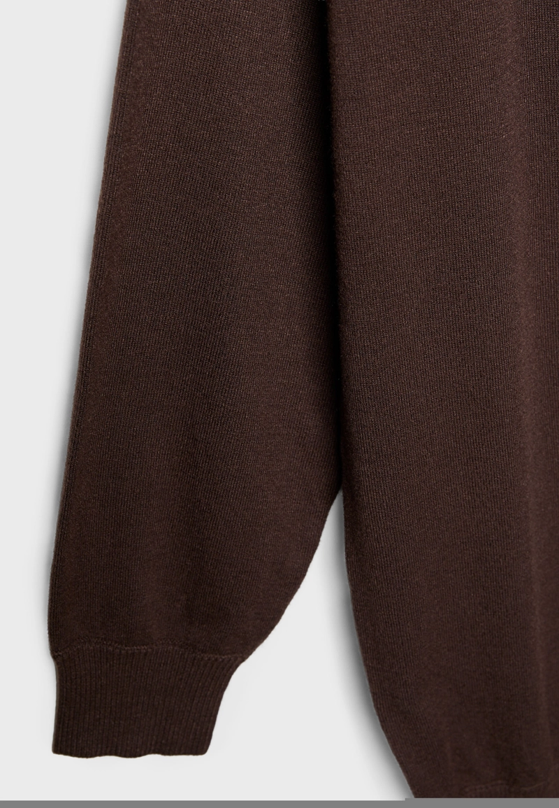 Короткое трикотажное платье с вырезом «лодочка»