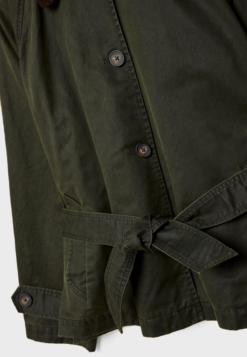 Короткий тренч с вощеным покрытием и поясом