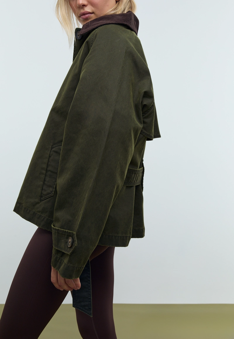 Короткий тренч с вощеным покрытием и поясом