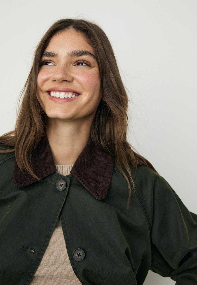 Короткий тренч с вощеным покрытием и поясом