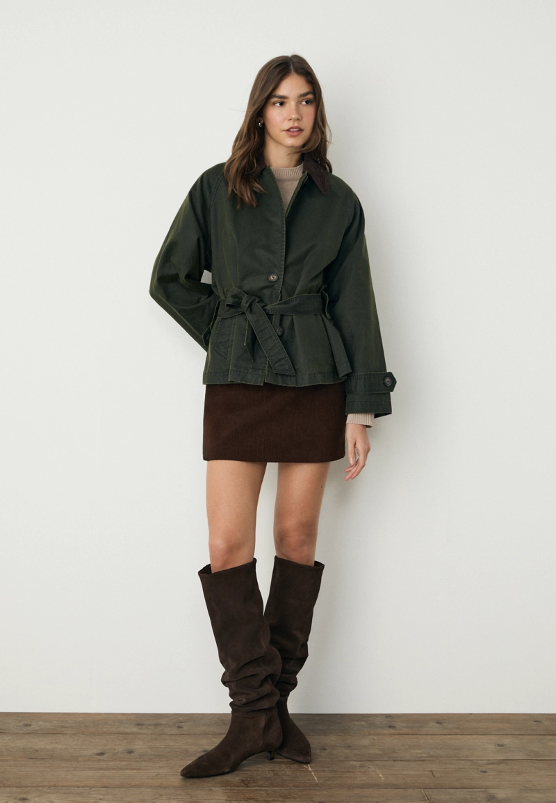 Короткий тренч с вощеным покрытием и поясом