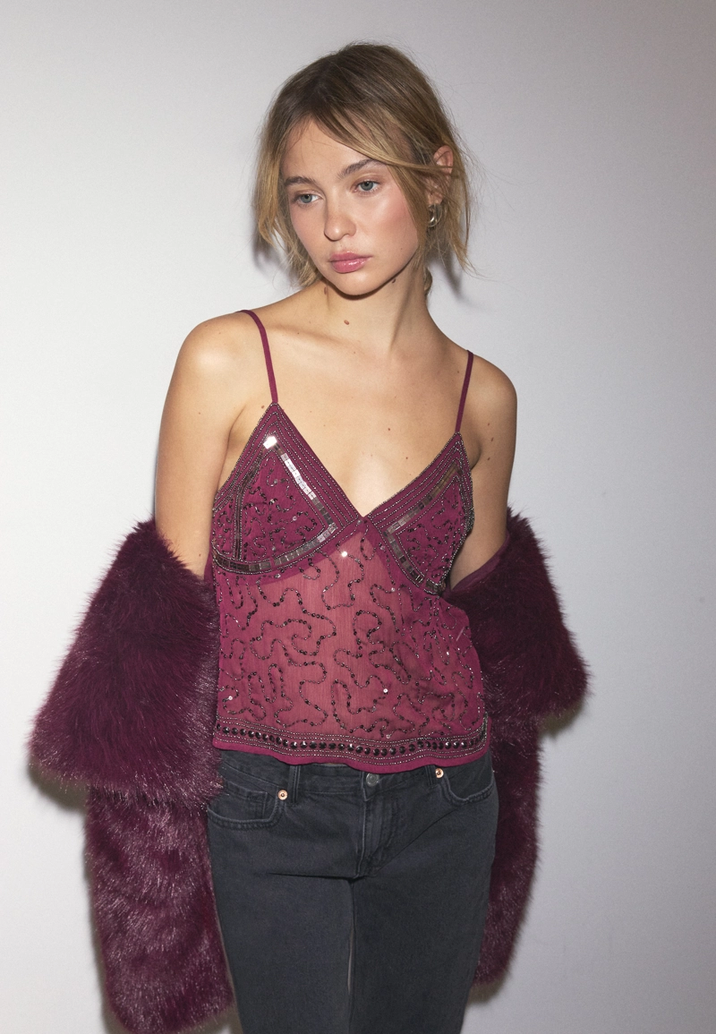 Топ на бретельках с вышивкой